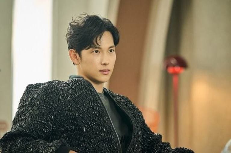 Им Шиван Богомол Yim Si Wan Mantis 사마귀